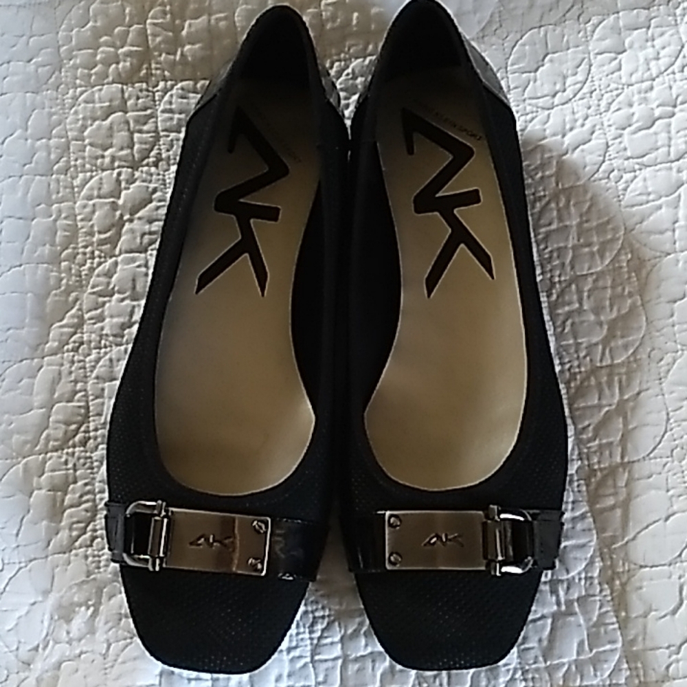 Flat dress shoes